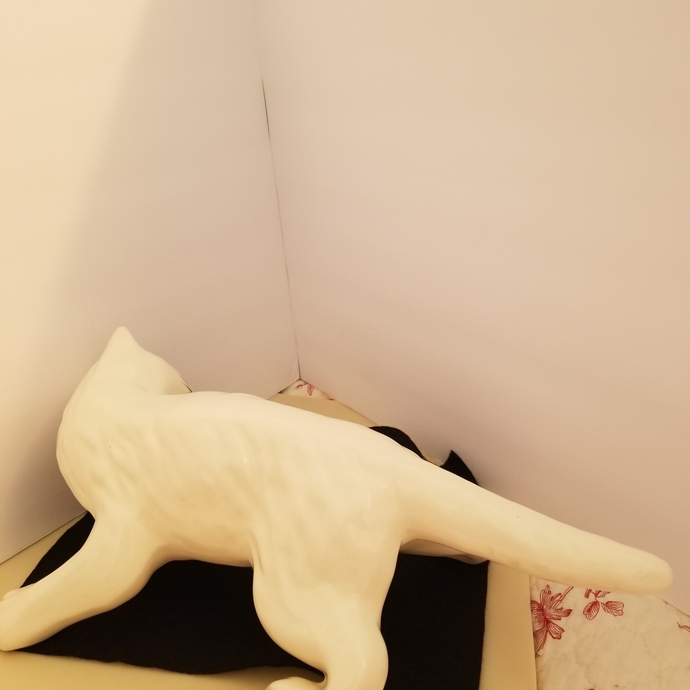 Elegant White Cat Figurine - Picture 5 of 6